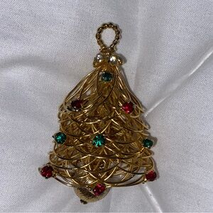 🌸 Gorgeous gold Christmas tree broach. Like new.